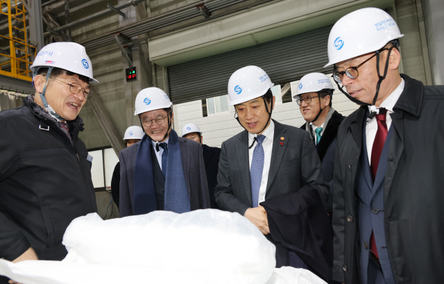 김주현 금융위원장(오른쪽 두번째)이 18일 오전 전북 군산 소재 중소기업 성일하이텍(주)에 방문해 기후위기 대응 지원을 위해 호남지역 기업간담회를 통해 현장의 생생한 의견과 건의사항을 청취했다. <금융위원회 제공>